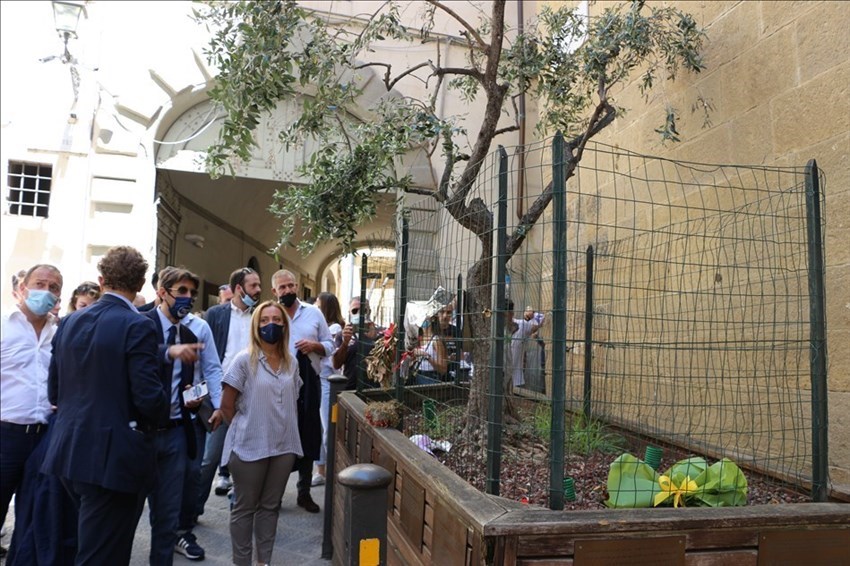 Meloni a Firenze: "La Toscana è contendibile, la libereremo dal guinzaglio della sinistra"