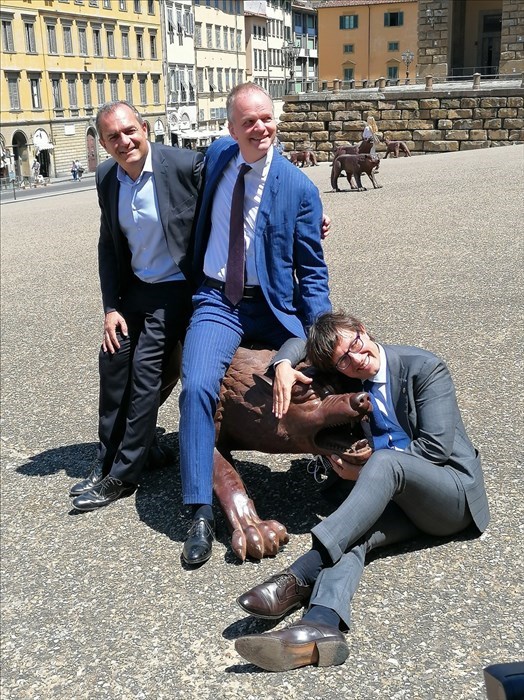 I sindaci di Napoli de Magistris, di Firenze e Nardella e il direttore delle Gallerie degli Uffizi giocano in posa con un lupo