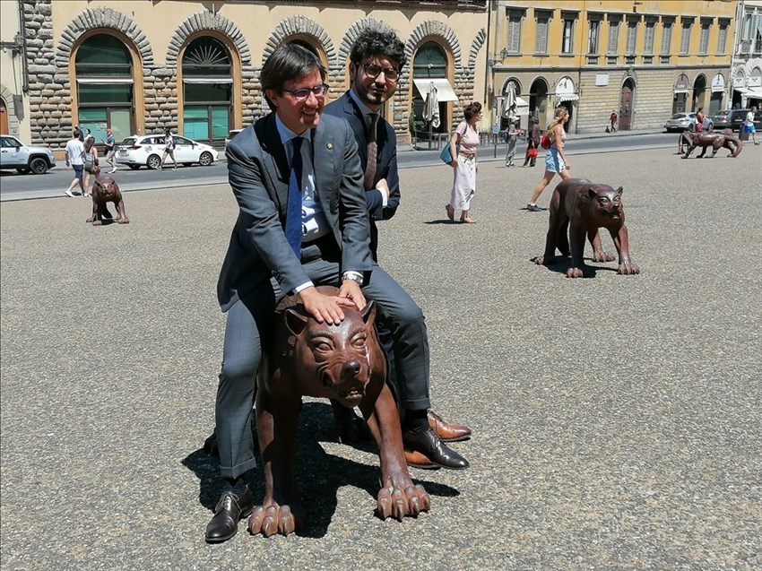 Il Sindaco Dario Nardella e l'Assessore Tommaso Grassi a cavallo di un lupo