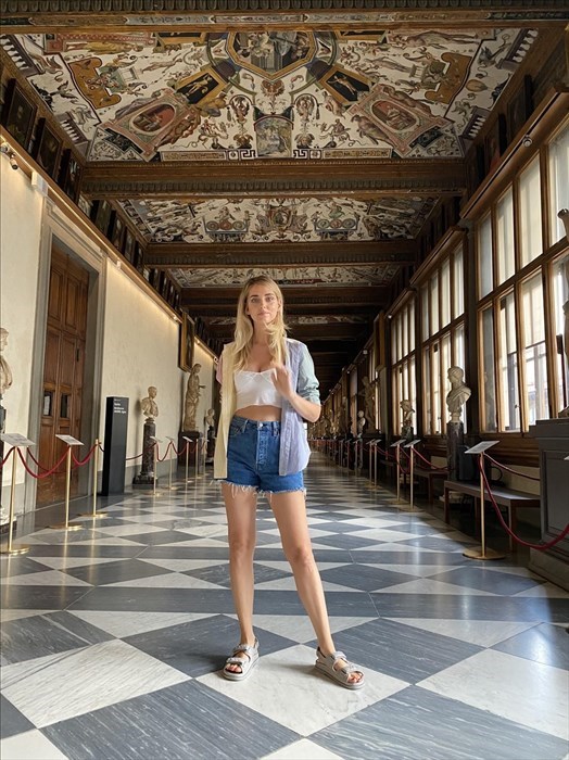 Chiara Ferragni in visita agli Uffizi