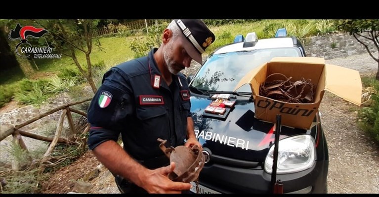 I militari con la merce sequestrata