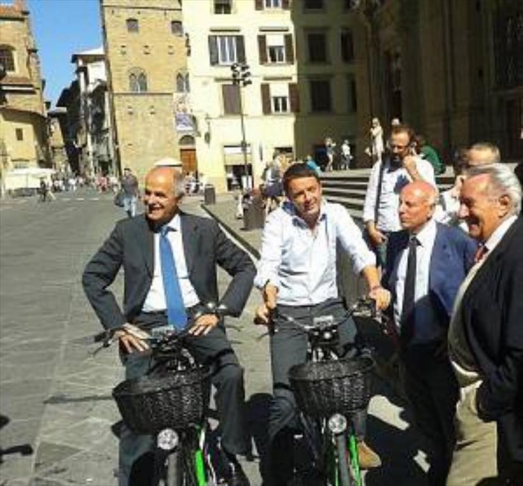 Renzi all'inaugurazione della mostra che presentava le nuove biciclette