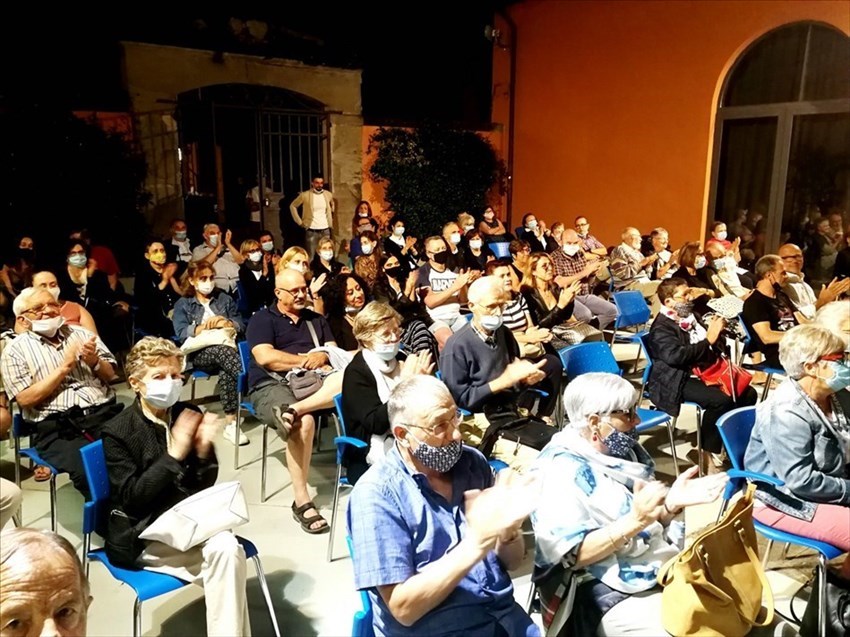 Gli applausi del numeroso pubblico presente