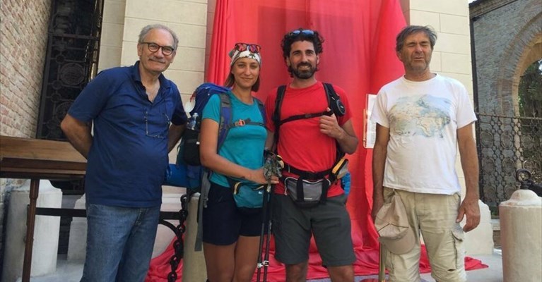 I due ragazzi davanti alla tomba di Dante