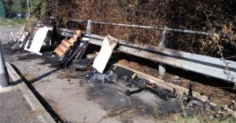 Le masserizie bruciate in via della Chimera, immagine di repertorio