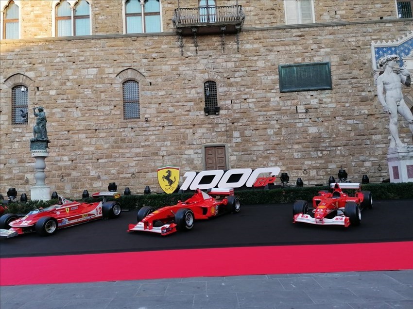 Ferrari 1000 gran premi in Piazza Signoria a Firenze