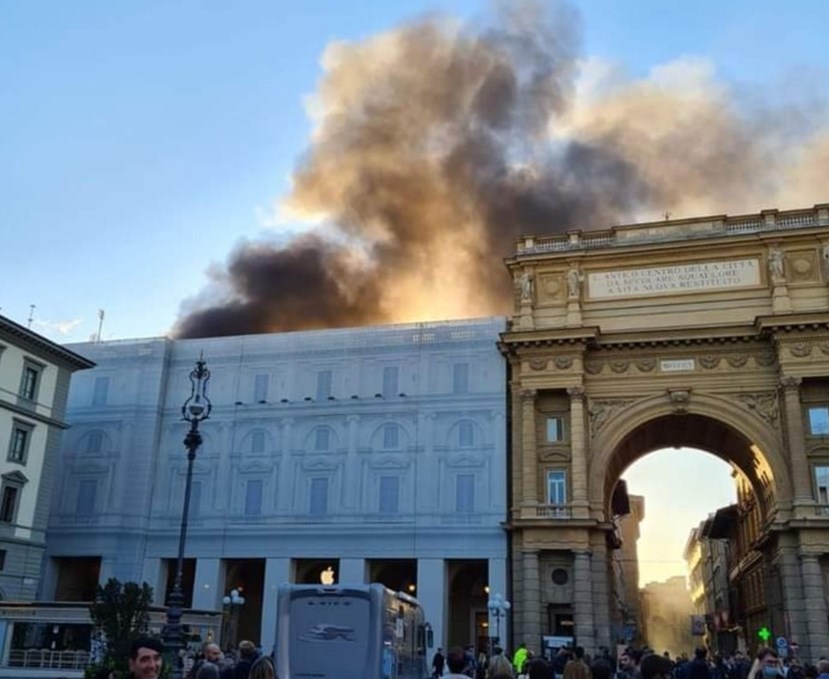 Le fiamme da piazza della Repubblica