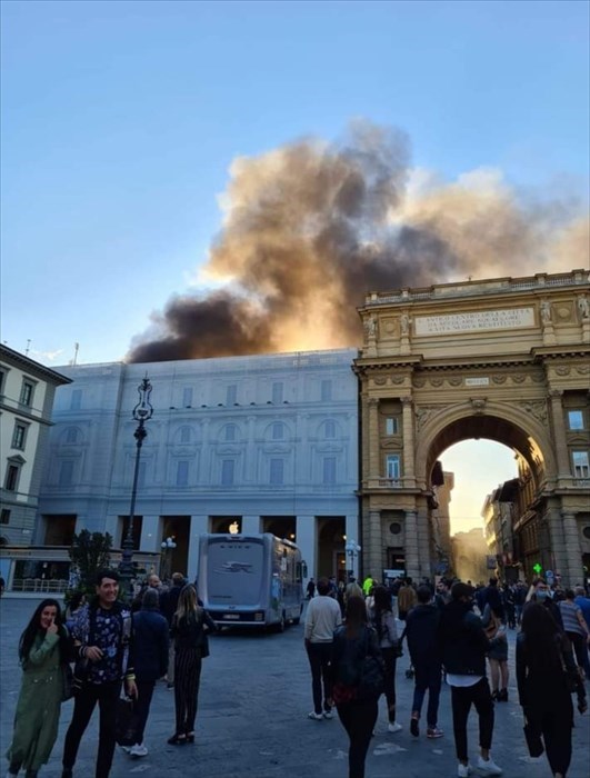 Le fiamme da piazza della Repubblica