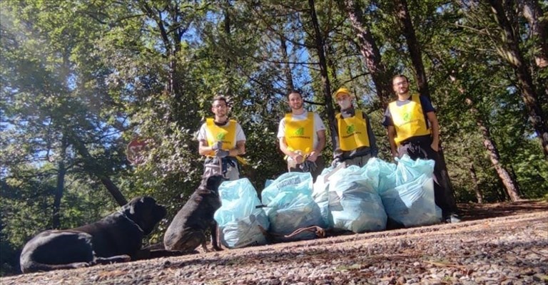 Il bottino di rifiuti raccolti dai volontari nei boschi di San Casciano