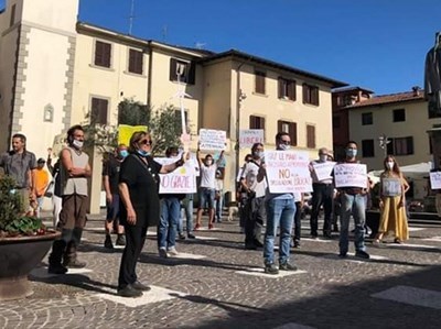 Una delle manifestazioni contro il progetto eolico