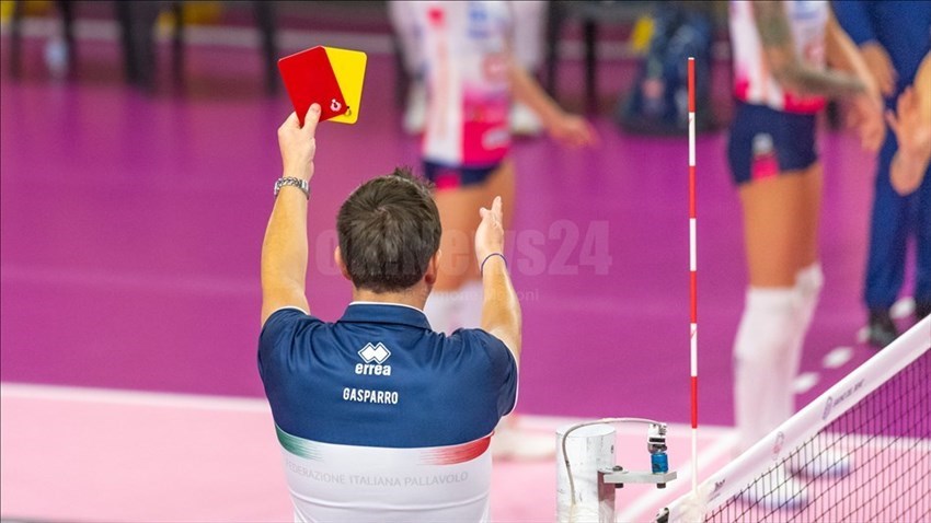 Il primo arbitro sanziona il coach dell'Igor Gorgonzola Novara Stefano Lavarini con cartellino rosso e giallo