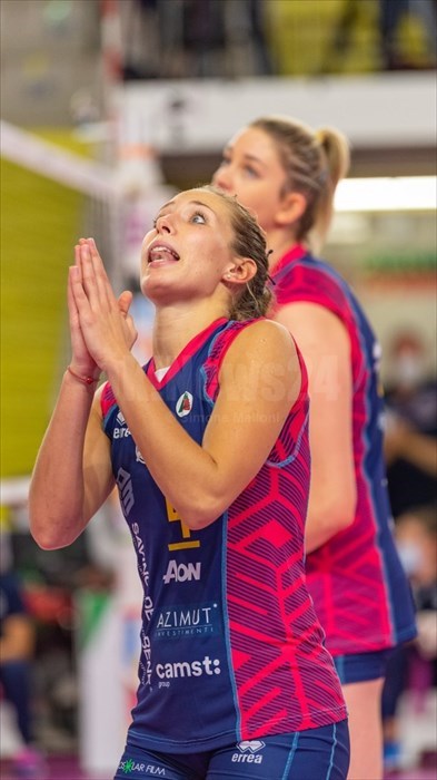 La palleggiatrice della Savino del Bene Scandicci Ofelia Malinov (4) durante le proteste per una decisione arbitrale