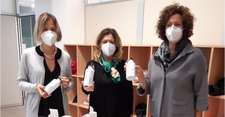 Il sindaco Angela Bagni con la dirigente scolastica Eleonora Marchionni e la coordinatrice della scuola primaria Santa Maria a Castagnolo Simona Zani