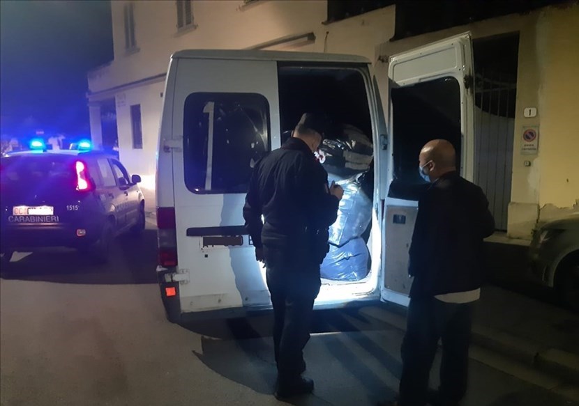 Il furgone dei due denunciati con all'interno i rifiuti tessili