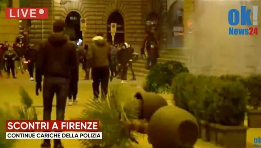 È guerriglia nel centro di Firenze. Numerose cariche della Polizia. Scontri in Piazza Strozzi