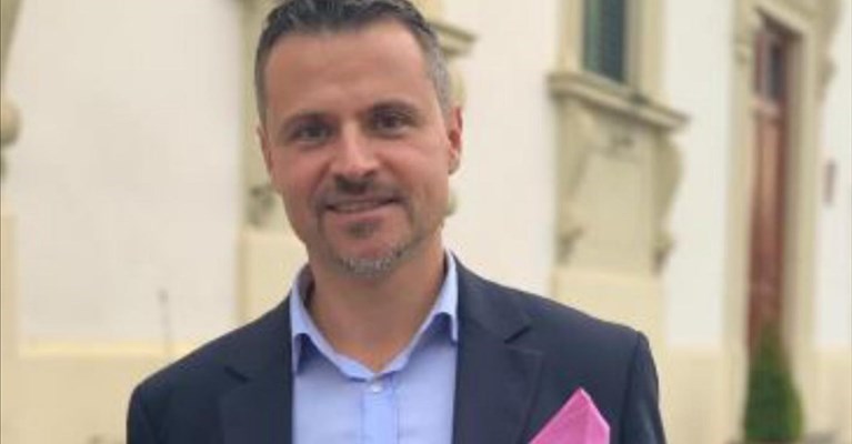il sindaco di Bagno a Ripoli Francesco Casini con la pochette rosa