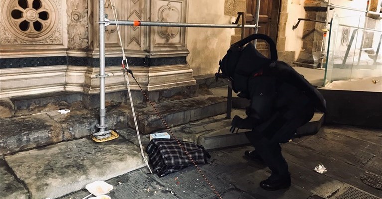 un momento dell'intervento degli artificieri