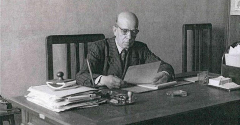 Luigi Casini nel suo ufficio di Sindaco di Fiesole