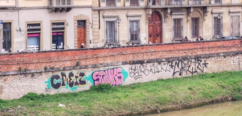 le scritte vandaliche sul greto dell'Arno