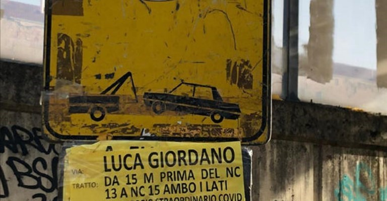 il divieto di sosta in via Luca Giordano per il drive trough