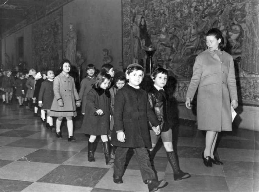 Corridoio di Levante, pria anni 70. Maria Fossi Todorow guida una classe elementare alla scoperta del museo