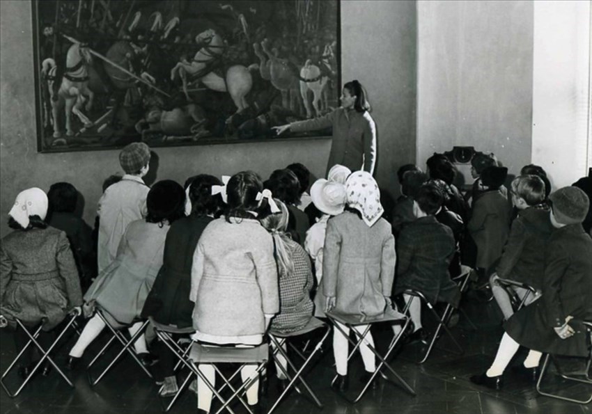bambini seduti davanti alla battaglia di San Romano del pittore Paolo Uccello
