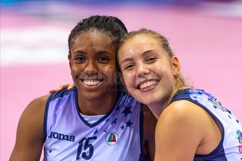 I sorrisi a fine gare dell'opposto Sylvia Nwakalor (15) e della schiacciatrice Celine Van Gestel de Il Bisonte Firenze