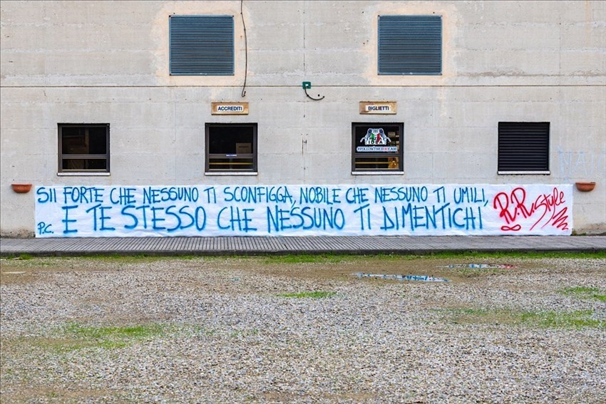Lo striscione dei tifosi della Savino Del Bene Scandicci attaccato all'entrata del Palazzetto