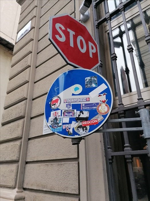 un cartello prima del loro intervento