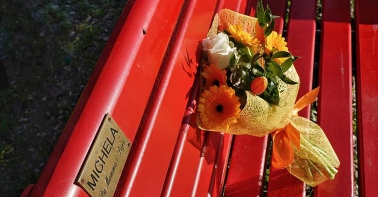 la panchina rossa dedicata a Michela Noli