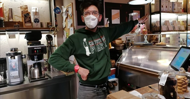 Matteo sorride dietro il banco