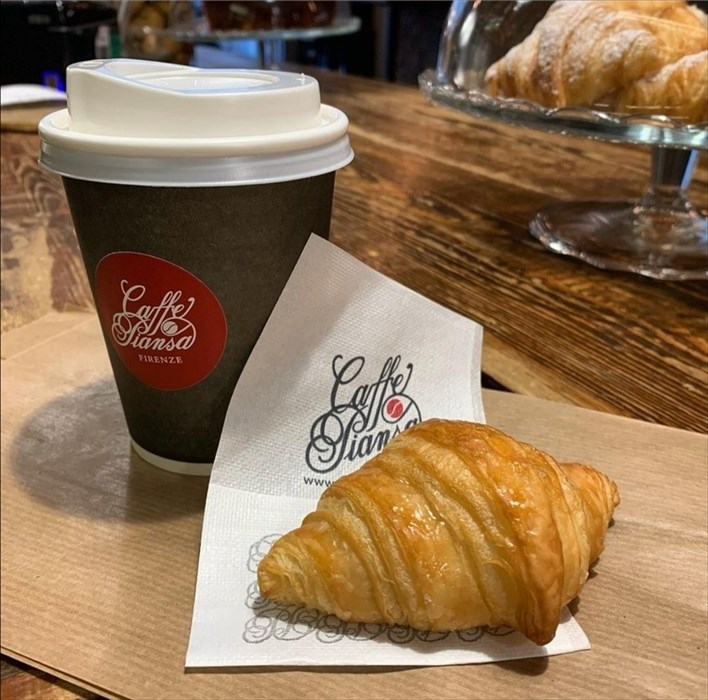 Un caffè e una pasta d'asporto