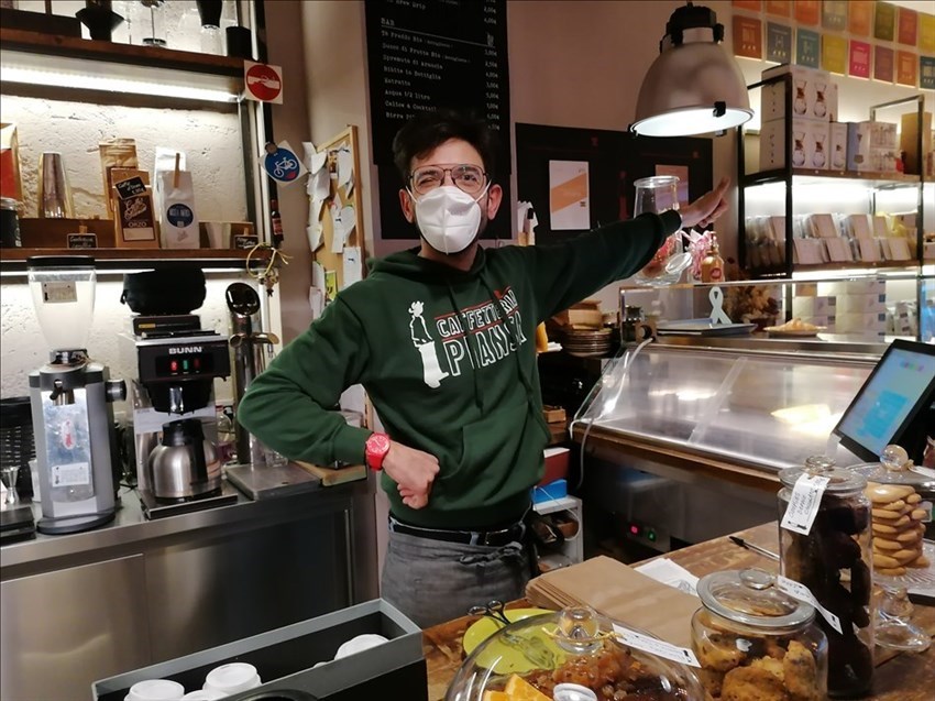 Matteo dietro al banco