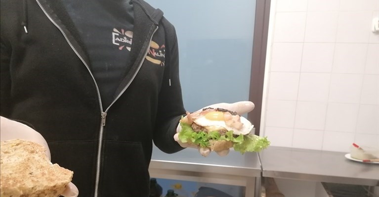 hamburger di alta qualità appena preparato