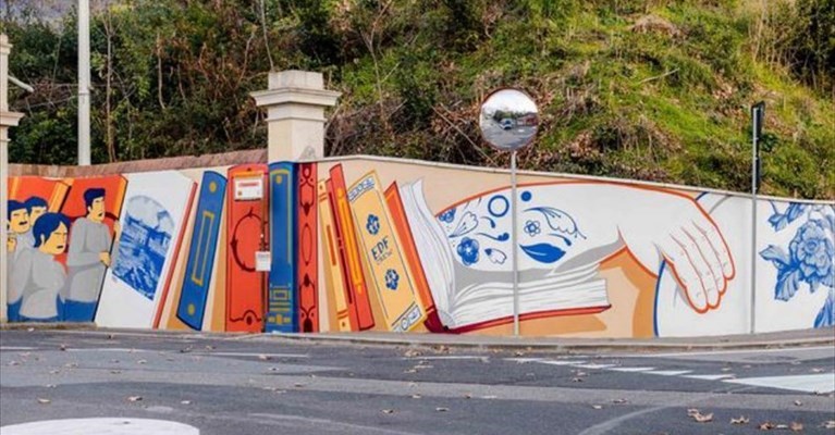 il murales che festeggia la biblioteca