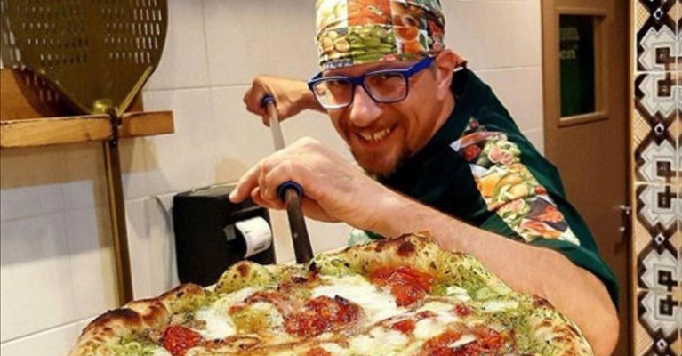 Giovanni Santarpia mentre sforna le sue pizze
