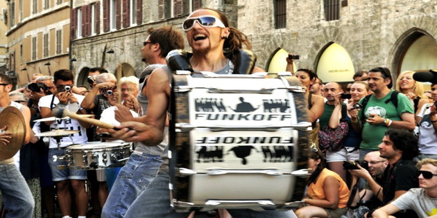 Tamburi, amore e Funk Off: intervista a Alessandro Suggelli