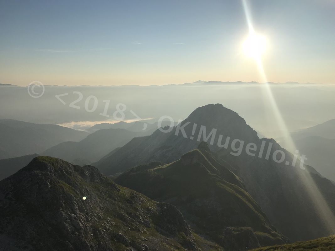 La Luna Rossa e l’alba in Apuane. Dall’obiettivo di Alessio Orlandini e Saverio Zeni