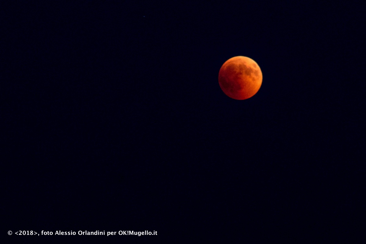 La Luna Rossa e l’alba in Apuane. Dall’obiettivo di Alessio Orlandini e Saverio Zeni