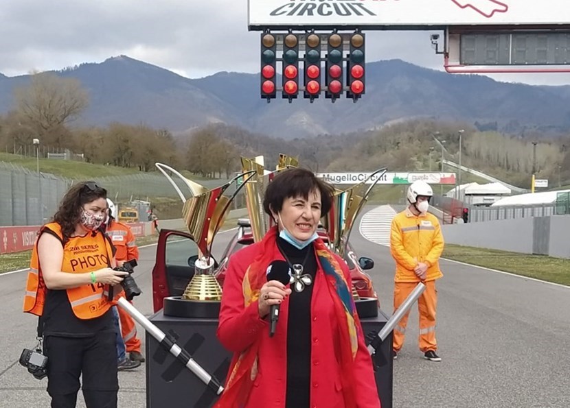 La 12 H del Mugello inizia con l'inno cantato da Silvia Recati
