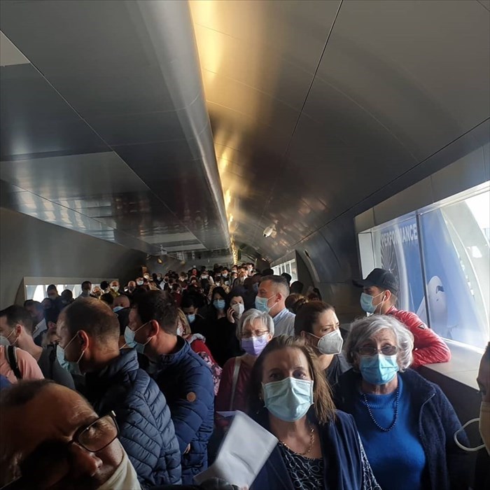 Le persone ammassate nell'aeroporto di Bucarest