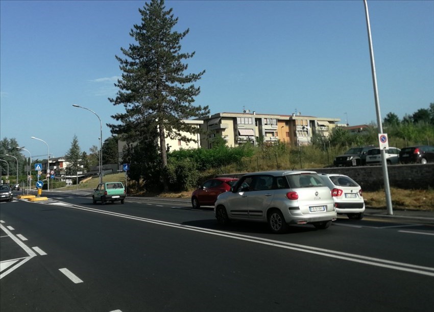 Anno 2021 – La comparazione della foto n. 4. L’unico annesso rimasto è l’antico muro di villa Falcucci che si nota a destra