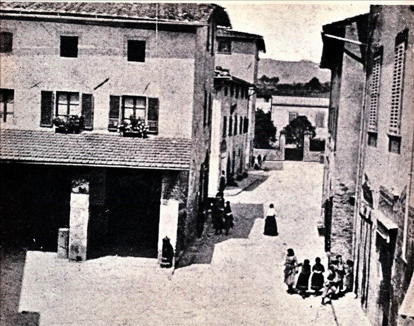 Piazza Cavour con l’antico loggiato