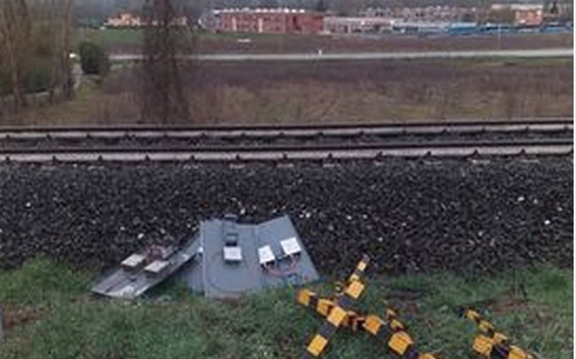 Da un lettore: 'Quei segnali lasciati da mesi sulla ferrovia a Borgo Rimorelli'