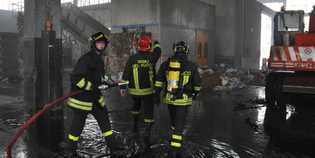 Stalla a fuoco. Asfissiati oltre 2mila animali