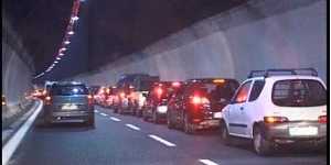 A1. Camion a fuoco in galleria. Code tra Barberino e Roncobilaccio...