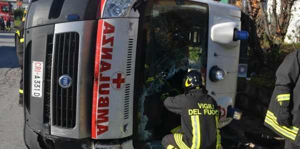 Polcanto. Ambulanza si ribalta in curva, autista incastrato. Salvo...
