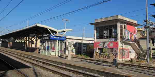 Si abbassa i pantaloni davanti a una ragazza, armato di coltello