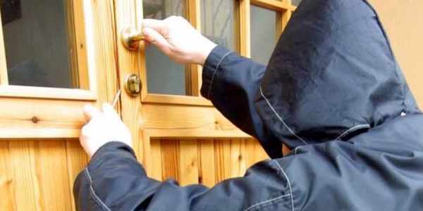Baby ladro. A 10 anni forza la porta di una casa