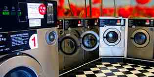 Rubano le monete dalla lavanderia automatica. Arrestati...